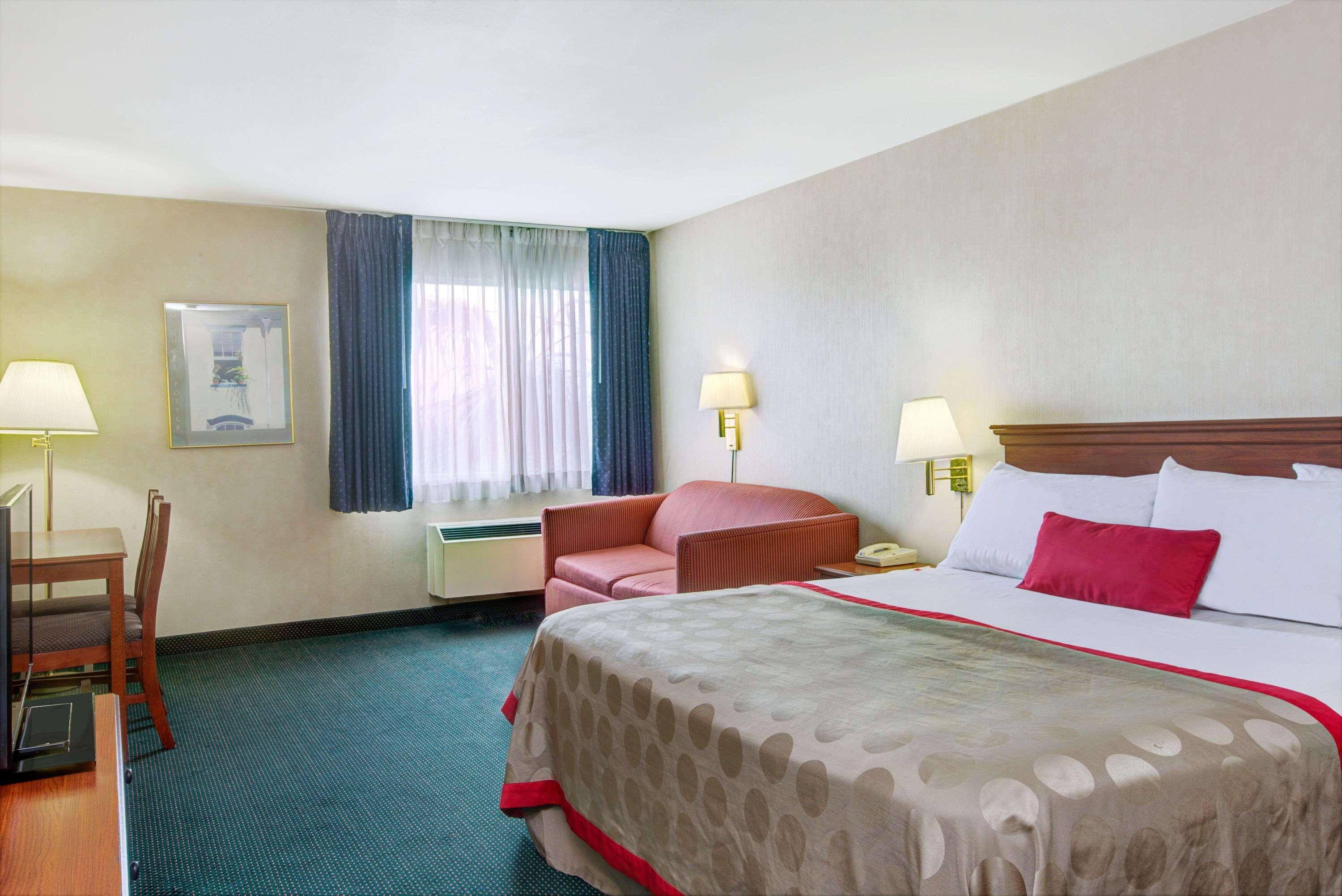 Ramada By Wyndham Hawthorne/Lax Exterior foto