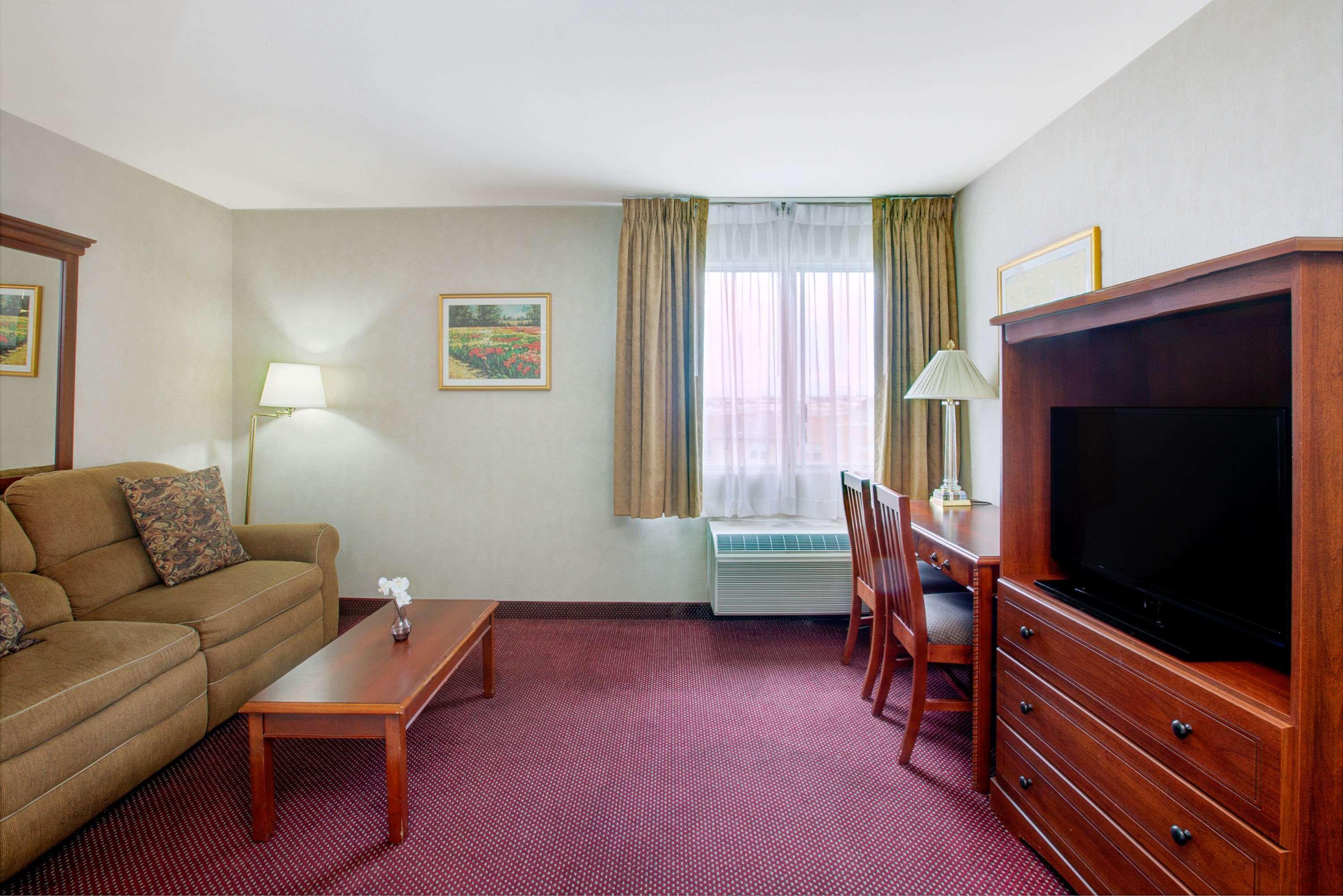 Ramada By Wyndham Hawthorne/Lax Exterior foto