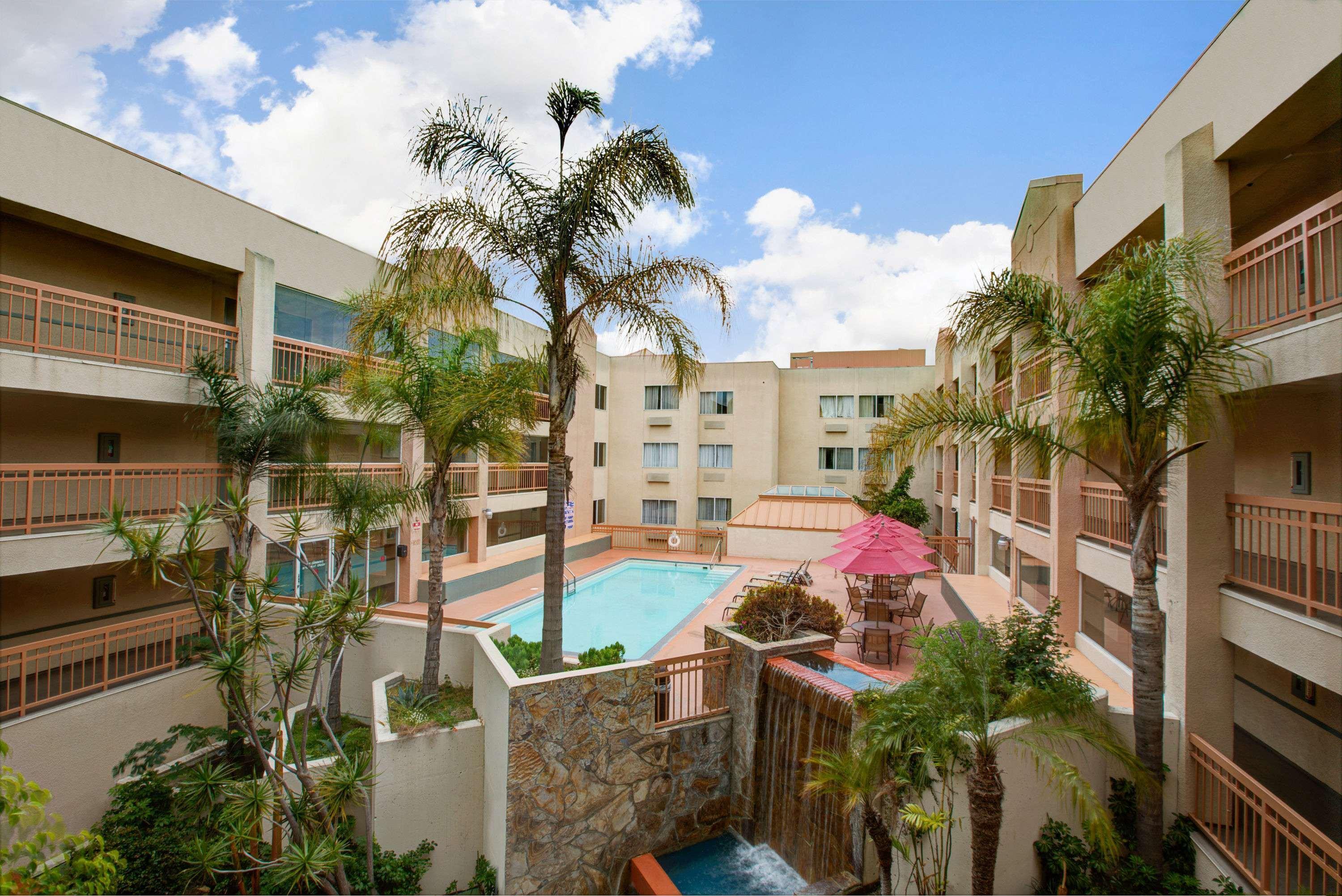 Ramada By Wyndham Hawthorne/Lax Exterior foto