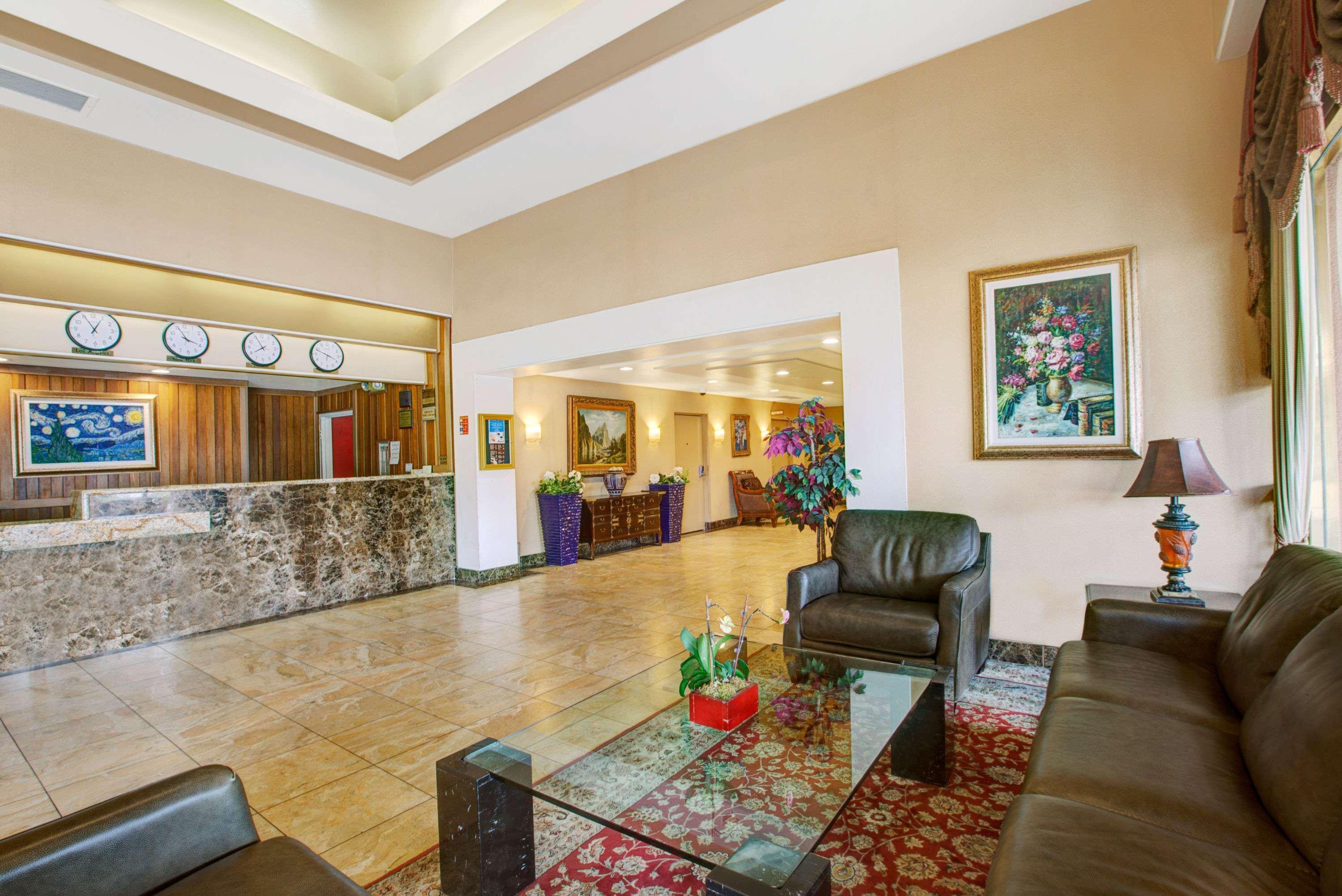 Ramada By Wyndham Hawthorne/Lax Exterior foto